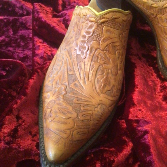 HAND TOOLED LEATHER COWBOY BOOT MULE - Picture 3 of 6